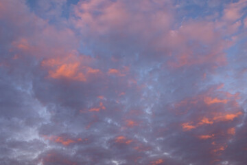 Blauer Himmel mit Wolken im Abendlicht