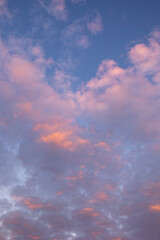 Blauer Himmel mit Wolken im Abendlicht