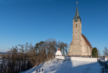 Kirch mit Friedhof im Winter vor blauem, Himmel, Tüßling,  St. Rupertus