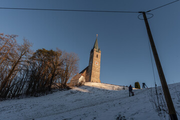 Kirch mit Friedhof im Winter vor blauem, Himmel, Tüßling,  St. Rupertus