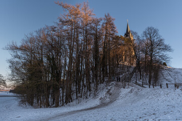 Kirch mit Friedhof im Winter vor blauem, Himmel, Tüßling,  St. Rupertus