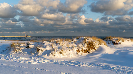 Seebrücke von Grömitz im Sonnenaufgang im Winter an der Ostsee, Grömitz, Schleswig Holstein, Deutschland