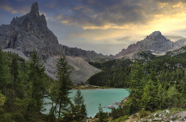 Fototapeta na wymiar Panoramic view of the Sorapis lake in the Dolomites mountains