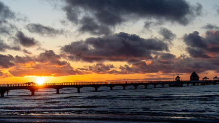 Seebrücke von Grömitz im Sonnenaufgang im Winter an der Ostsee, Grömitz, Schleswig Holstein, Deutschland