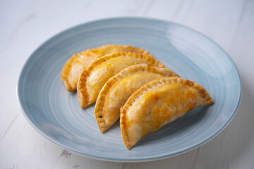 Empanadillas argentinas en un plato azul