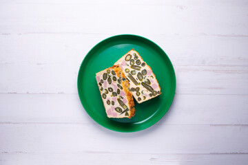 Vegetable pudding with green beans and ham.