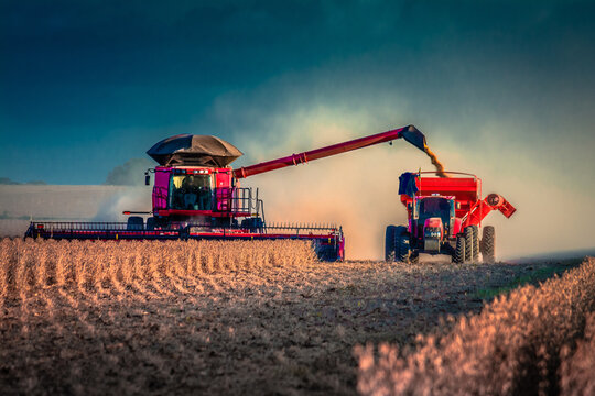 Agribusiness: Harvest Soybean, Agriculture - Agricultural Harverster Machine - Tapurah, Mato Grosso, Brazil.