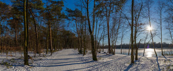 A walk at te recreation area Sechs-Seen-Platte in Duisburg Wedau on a sunny and cold winter day