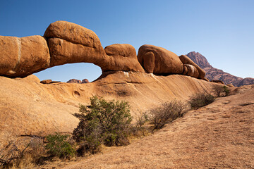 Arco en roca en Spitzkoppe, Namibia (&Aacute;frica)