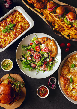 Sałatka parmeńska, dania na stole, kuchnia włoska, kuchnia śr&oacute;dziemnomorska