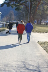 Spazierg&auml;nger am Rhein.