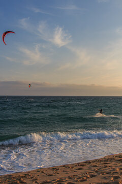 A good afternoon to practice Windsurfing and Kitesurfing (Flysurf)