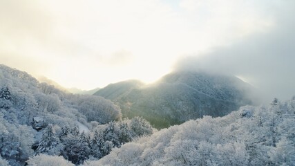 Fototapeta na wymiar 冬・雪山・ドローン・空撮