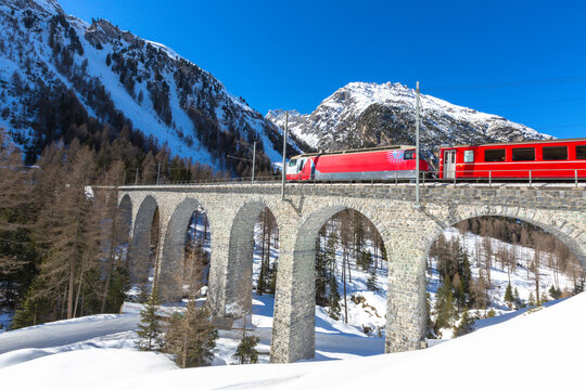 Trenino Glacier Express su viadotto tra Preda e Bergun, Svizzera