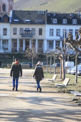 Spazierg&auml;nger am Rhein.