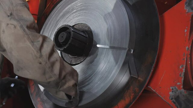 Installation in the machine of a specialized tin tape for shielding and booking the power cable.