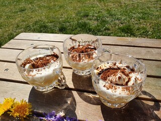 selbstgemachter Eierlikör in der Sonne genießen