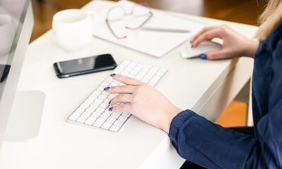 Fototapeta na wymiar woman hand using computer at home, office