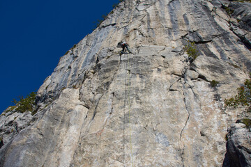 Bergsteiger beim Überprüfen der Festigkeit der Wand	