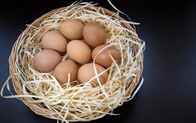 Cesta com ovos caipira