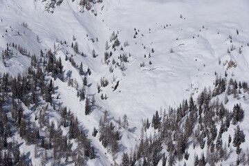 uno splendido paesaggio di montagna innevato, le montagne delle dolomiti in pieno inverno.