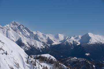 uno splendido paesaggio di montagna innevato, le montagne delle dolomiti in pieno inverno, le cime innevate che si stagliano all'orizzonte