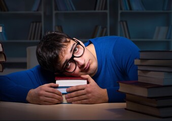 Obraz premium Student preparing for exams late at night in library