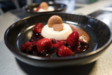 Panna Cotta Dessert mit Chili Erdbeere und Schokomousse & Schokoherz