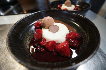 Panna Cotta Dessert mit Chili Erdbeere und Schokomousse & Schokoherz
