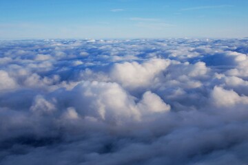 Fototapeta na wymiar Flug über Wolkendecke