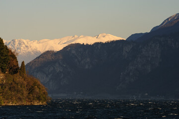 Veduta del lago di Lecco circondato dalle Prealpi Orobiche al tramonto
