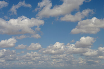 Fototapeta na wymiar Cielo azul con nubes