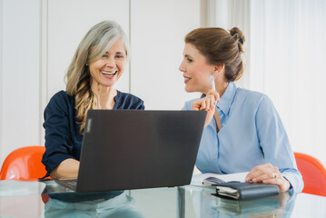 Business Frauen bei der Arbeit