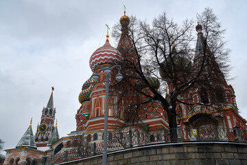 Fototapeta na wymiar St. Basil's Cathedral on the side of Vasilyevsky Spusk