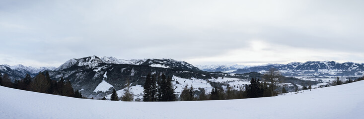 Fototapeta na wymiar Panoramic view of the Alps in winter in Sonthofen, Allgäu, Germany