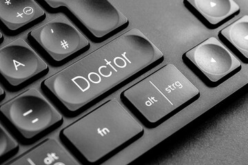 graue "doctor" Taste auf einer dunklen Tastatur	