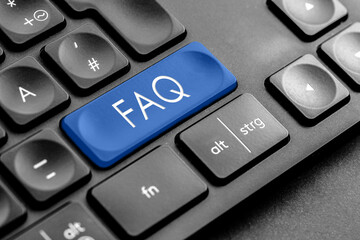 blaue "FAQ" Taste auf einer dunklen Tastatur