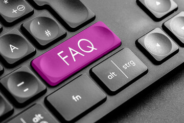 lila "FAQ" Taste auf einer dunklen Tastatur
