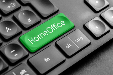 grüne "HomeOffice" Taste auf einer dunklen Tastatur