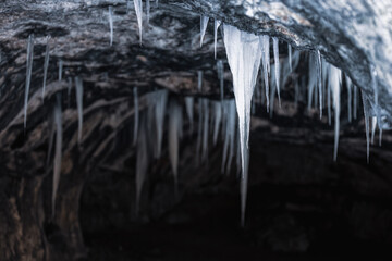 Eiszapfen und Eiskristalle im Winter in der Natur bei einer Höhle