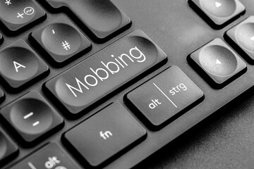 graue "Mobbing" Taste auf einer dunklen Tastatur