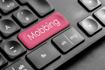 rosa "Mobbing" Taste auf einer dunklen Tastatur