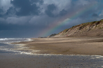 Fototapeta na wymiar Regenbogen über den Dünen am Nordseestrand
