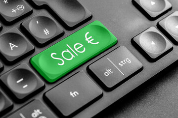 grüne "Sale €" Taste auf einer dunklen Tastatur