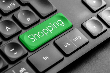 grüne "Shopping" Taste auf einer dunklen Tastatur