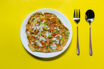 For dinner today, the omelet sprinkled with onion and chili is very appetizing.
