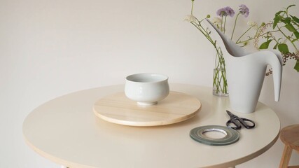 Mesa con objetos blancos y plateados