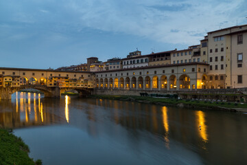 Obraz premium Panorama of the Italian city Florence with the golden bridge and Palazzo Fizzi