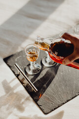 Servir des verres de whisky