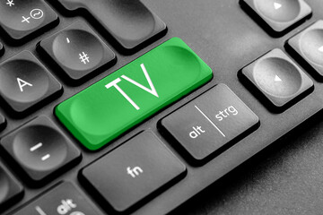 grüne "TV" Taste auf einer dunklen Tastatur